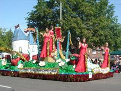 さまざまなフロートが登場しますの画像