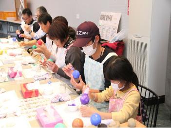 伊豆の長八美術館で光る泥団子づくりの画像