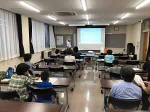 講師の説明を聞く参加者