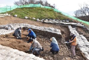 弘法山古墳第4次調査　作業風景1