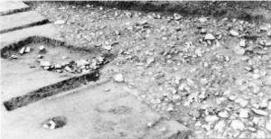 第4号住居跡(写真左側)と礫群