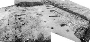 調査地全景 中央に小規模な柱穴列