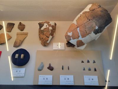 展示風景　洞遺跡　左下が縄文時代早期末の玉製品