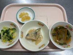 6月11・25日　昼食【春雨スープ・鯖の豆乳みそ煮・コーンサラダ・柑橘類】