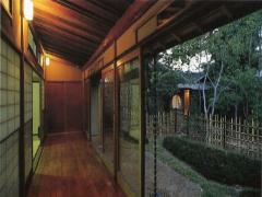 廊下から庭園を眺める