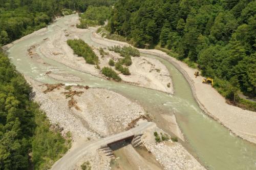大雨で流された仮設道