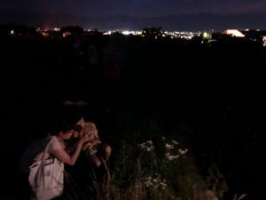 ホタルを観察する参加者