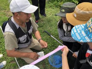 講師から説明を聞く参加者