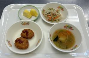 8月6・20日　昼食【玉ねぎのみそ汁・お豆ナゲット・ツナ和え・パイン】