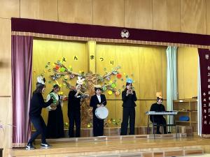 職員も合奏しました