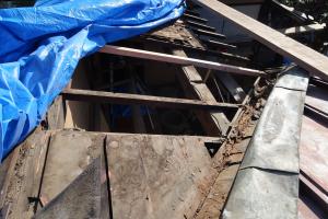 土居葺き野地板腐食部撤去