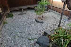 中庭　砂利敷き