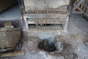 便所便槽部・南壁面木部解体