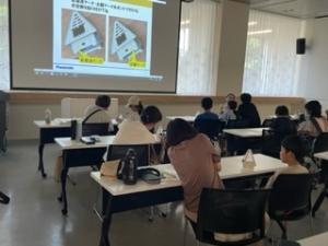 ソーラーライトを作る参加者