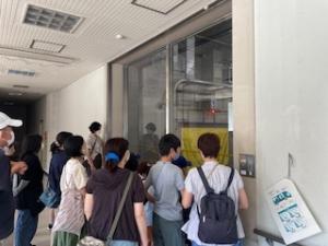 クリーンセンターのごみ処理を見学する参加者