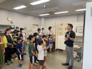 ペーパーラボで再生紙についての説明を聞く参加者