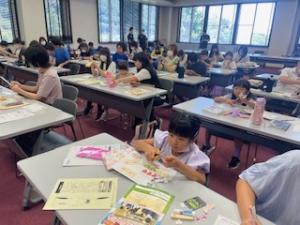 ペーパークラフトを楽しむ参加者