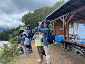 猛禽類を探す参加者