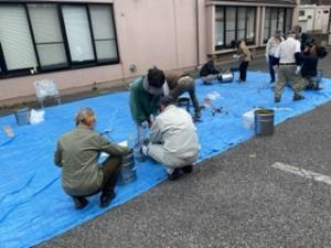 ウッドガスストーブを組み立てる参加者