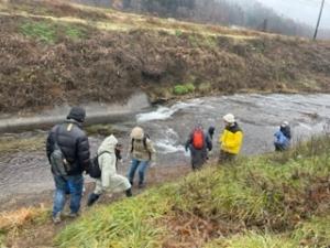 化石のありかを探す参加者