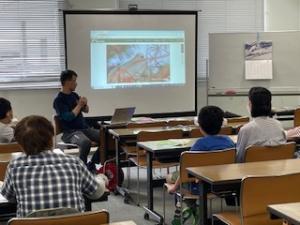 講師の説明を聞く参加者