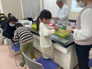 ペットボトルからチップを作る参加者