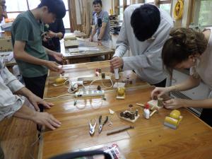 製作キットを用いた木工体験を行う参加者