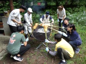 樹木の年輪を模したバームクウヘンをつくる参加者