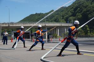 放水と破壊活動を現した動作