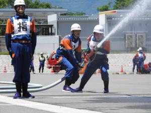 ２人で連携して放水する動作