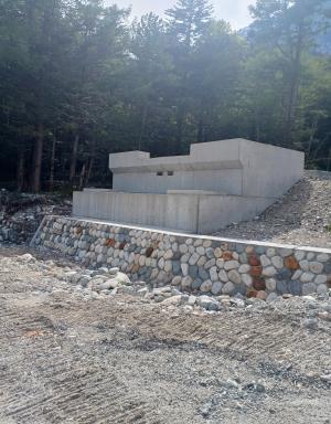 新村橋の橋台（右岸）