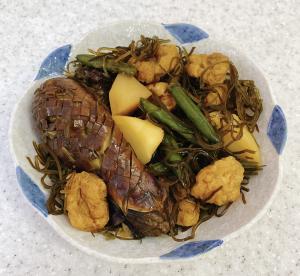 干し揚げと切り昆布の煮物写真