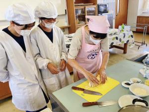 学校での食育（七夕まんじゅうデモ）