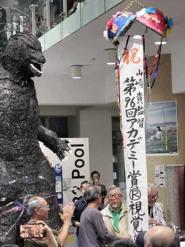 くす玉が割れた