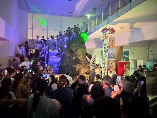 ライトアップされたゴジラ