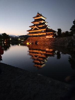 松本城のオレンジライトアップ（こども虐待防止ながのオレンジリボン2024）