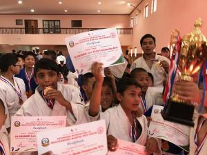 トロフィーや賞状を手に喜ぶ選手たち