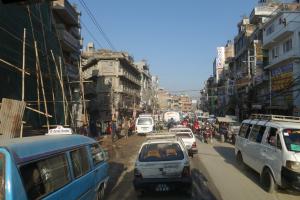 多くの人や車が行き交う市内の通り