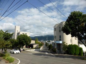 市街地を見通せる道路の写真の画像2