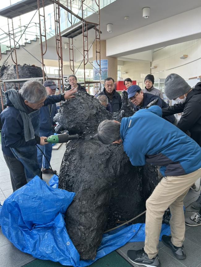 ゴジラ像解体の様子