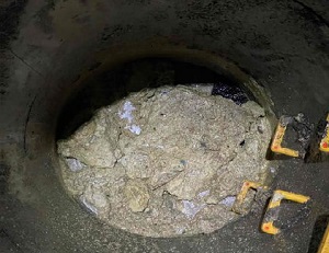 油で詰まったマンホール内部
