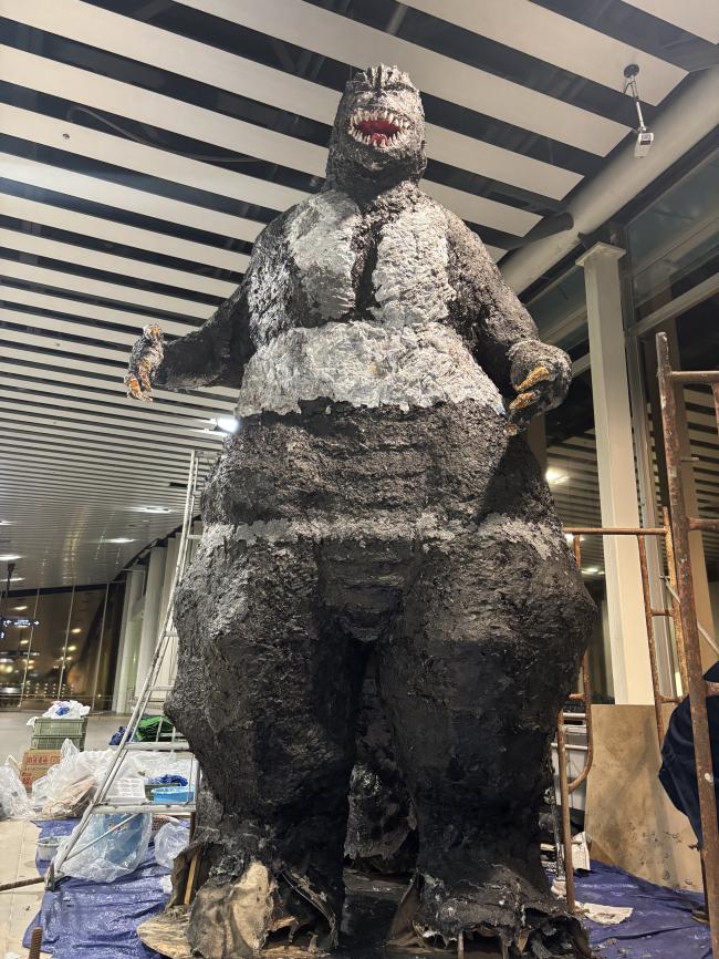 修復中のゴジラ
