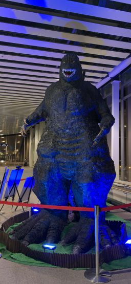 青くライトアップされたごじら