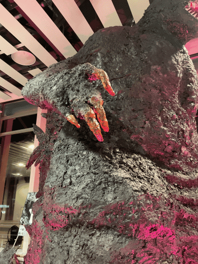 ゴジラの手の爪のアップ