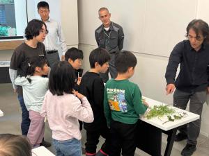 植物についての説明を聞いている様子