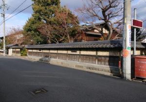 山村家住宅内門及び塀　南からの前景