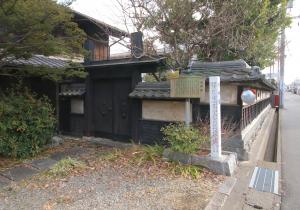 山村家住宅内門及び塀 内門と塀の接合部