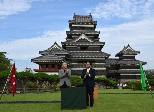 記念式典での記念品贈呈の写真